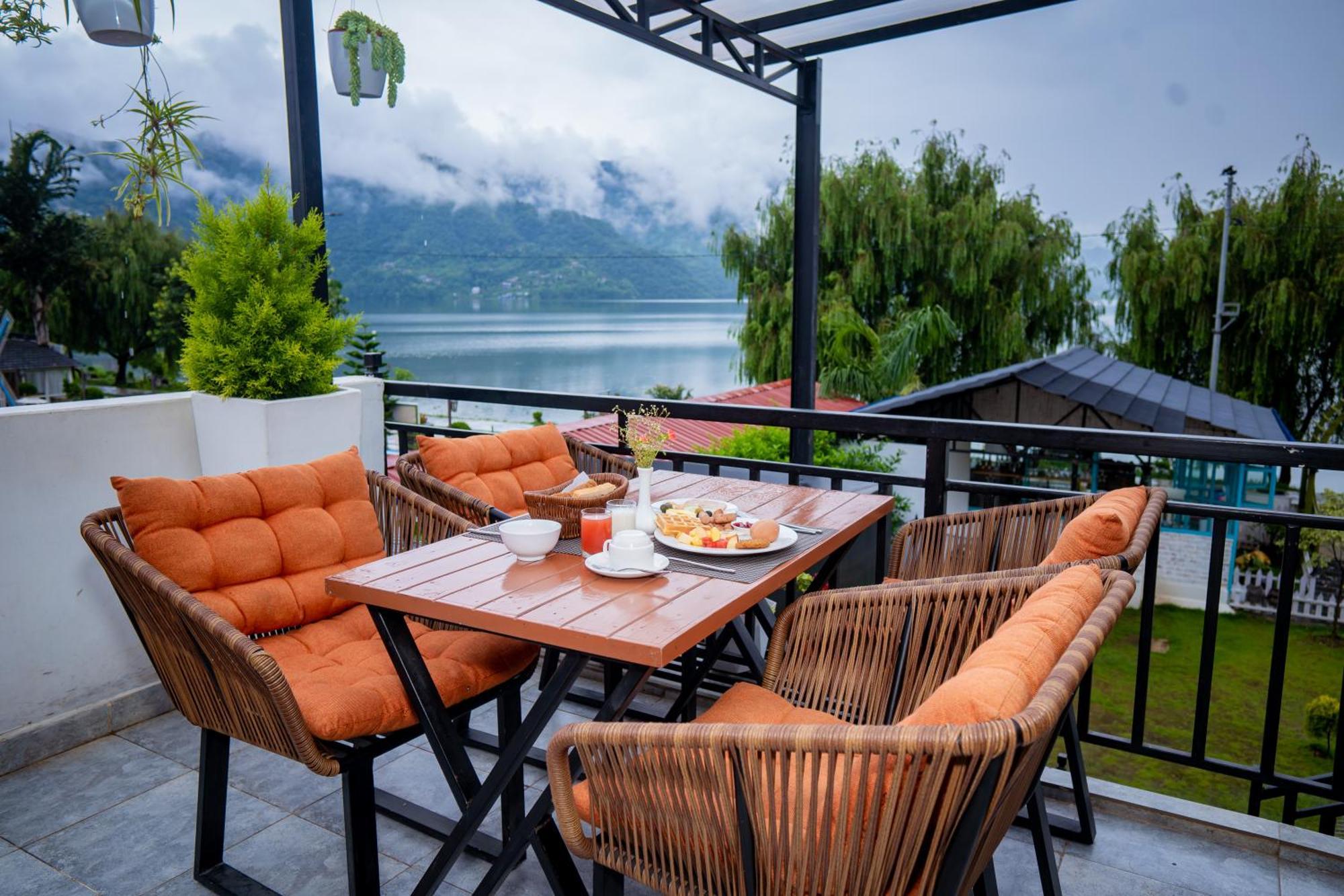 Majestic Lake Front Hotel & Suites Pokhara Exterior foto