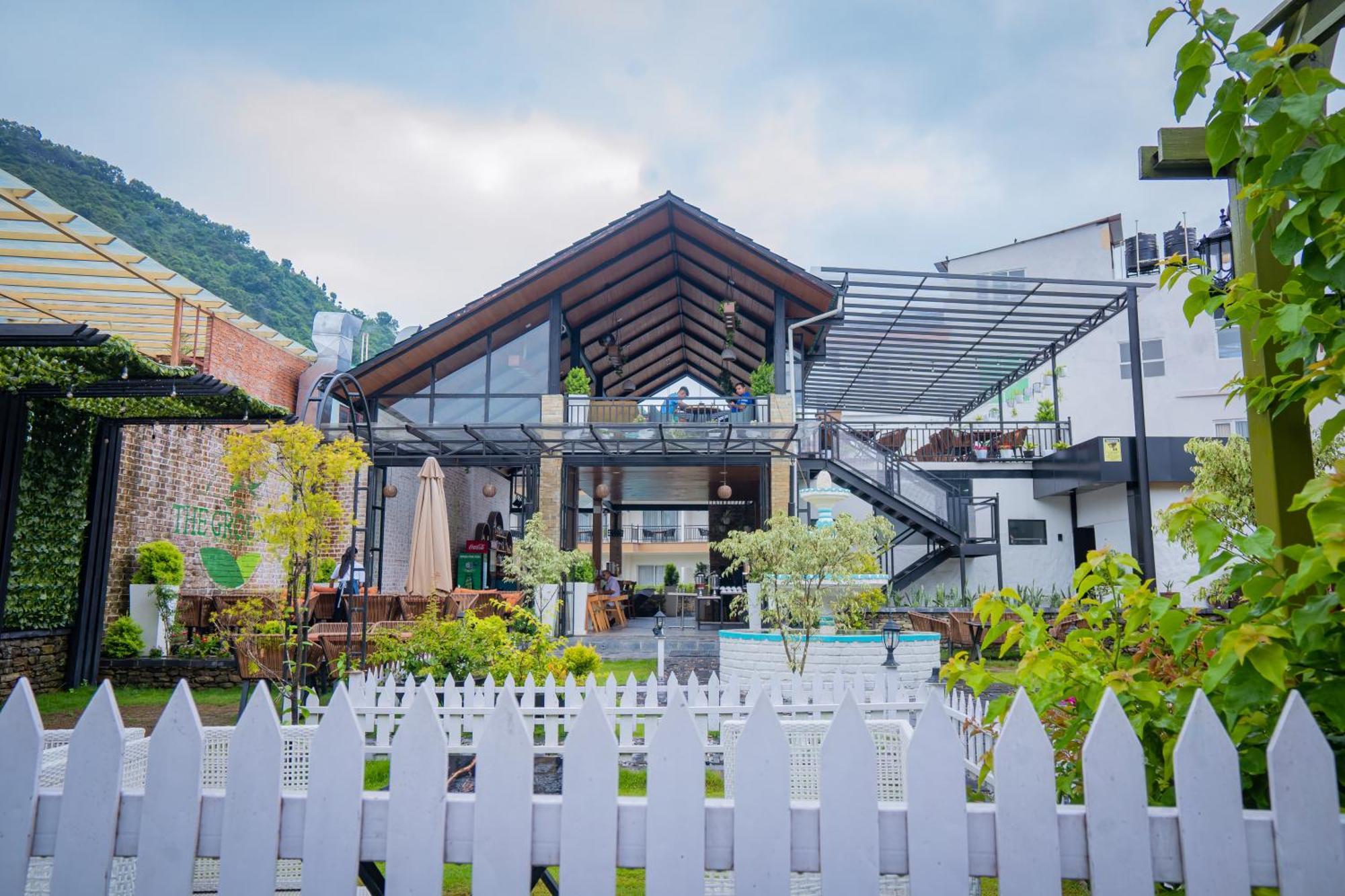 Majestic Lake Front Hotel & Suites Pokhara Exterior foto