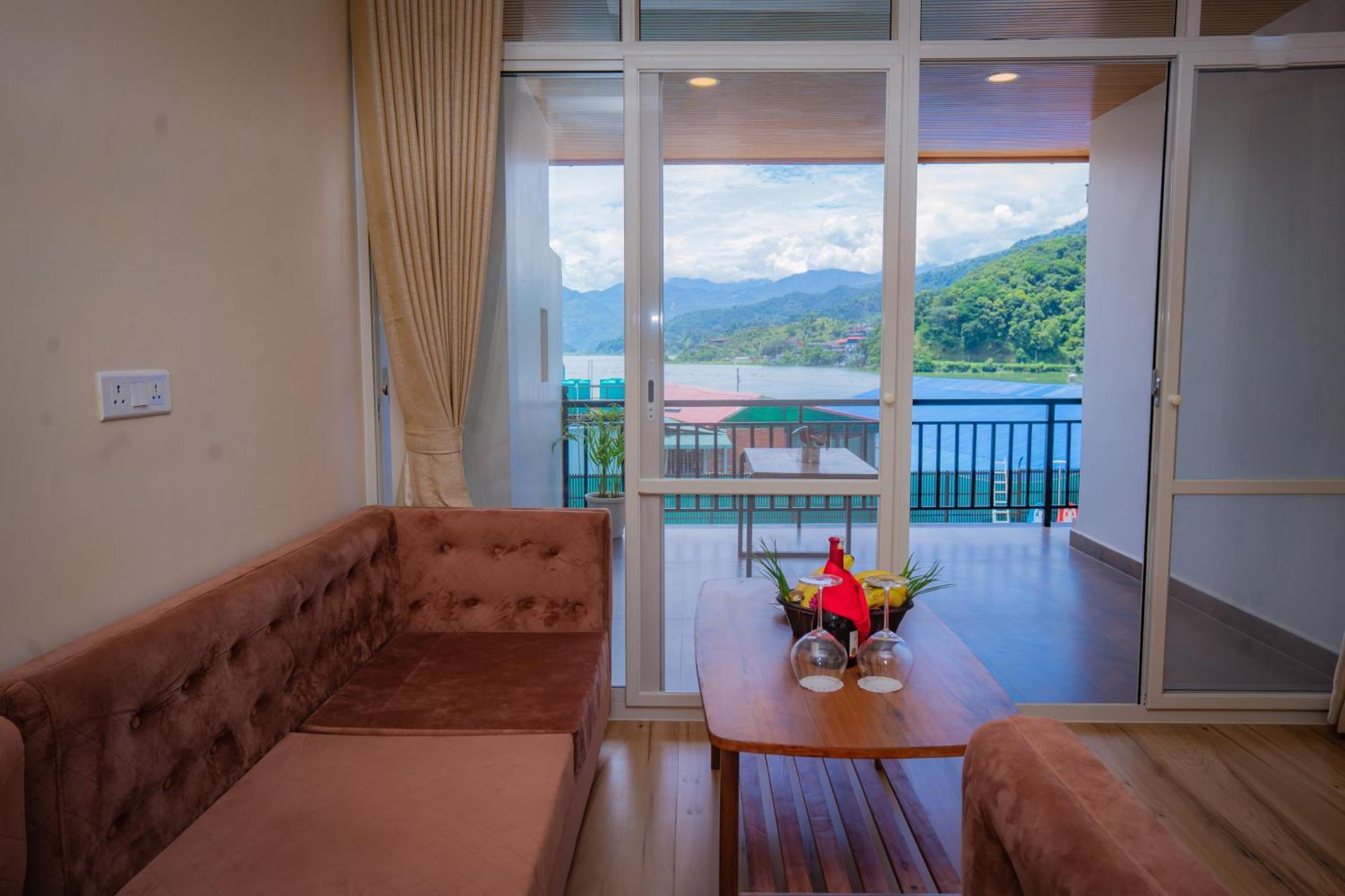 Majestic Lake Front Hotel & Suites Pokhara Exterior foto